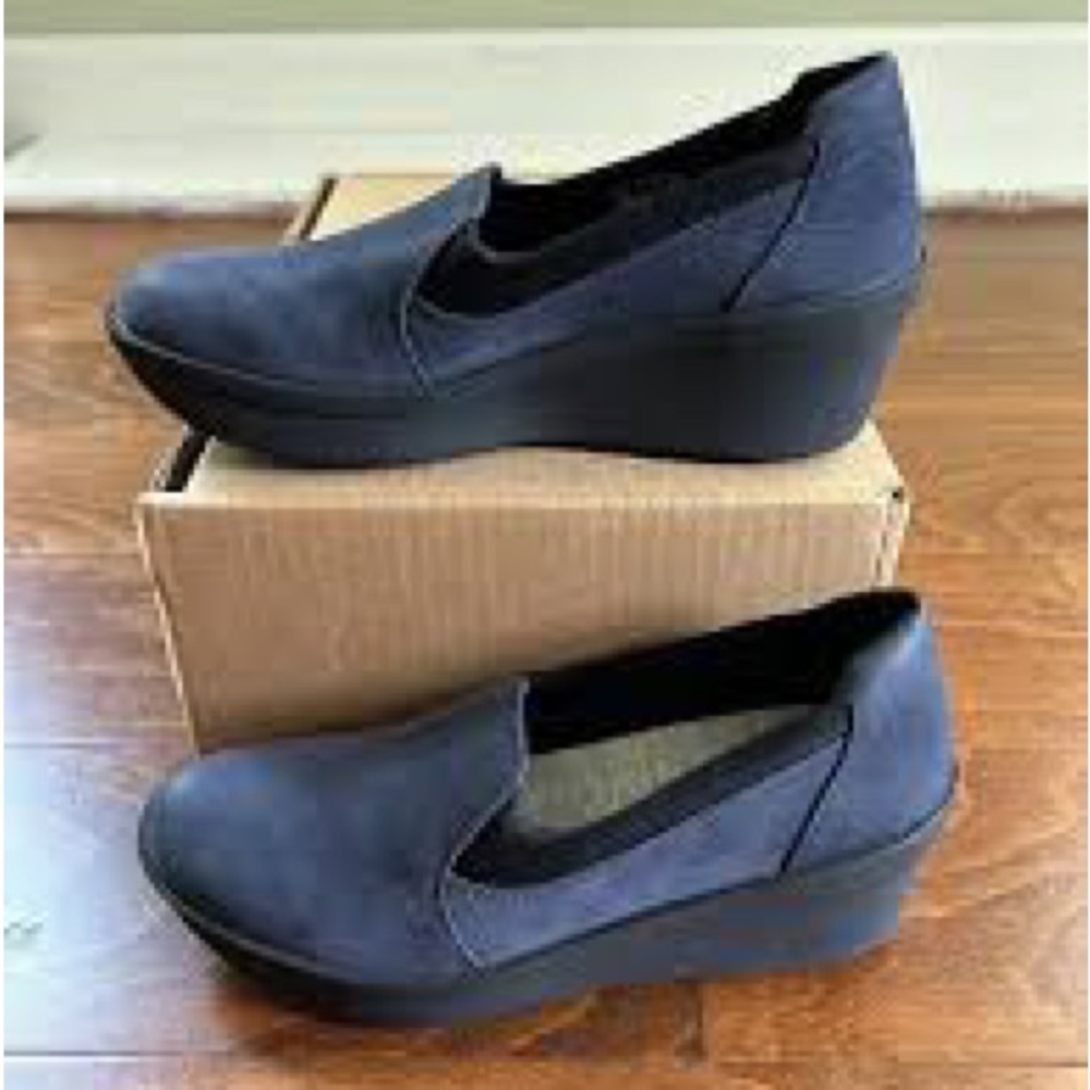 NEW!! Women’s Clarks Step Rose Moon Platform Navy Pump Size 11M